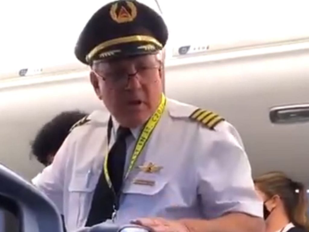 Delta Airlines echa a mujer de vuelo por usar gorra con palabra ofensiva