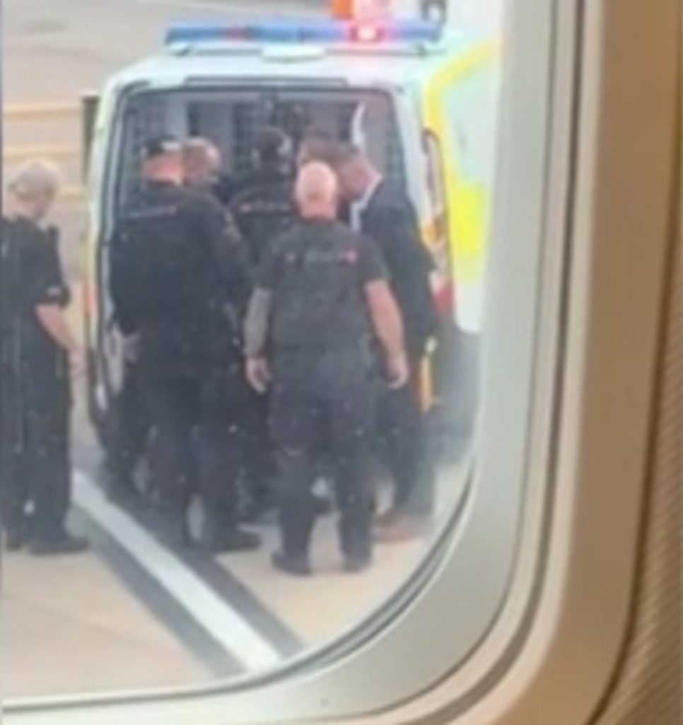 La policía saca a un pasajero borracho del vuelo de Ryanair por usar vape dentro del avión
