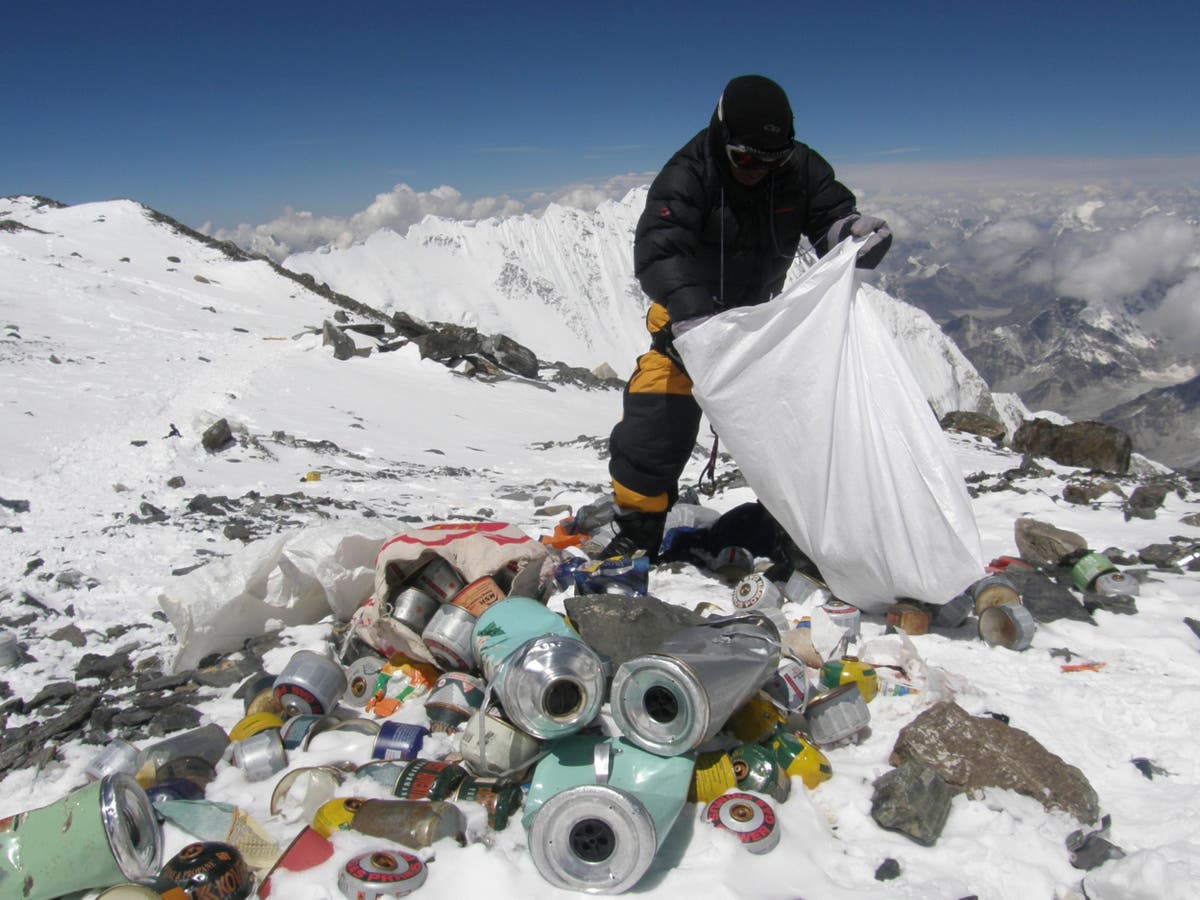 Nepal abrirá una galería que exhibirá arte hecho con basura del Monte Everest