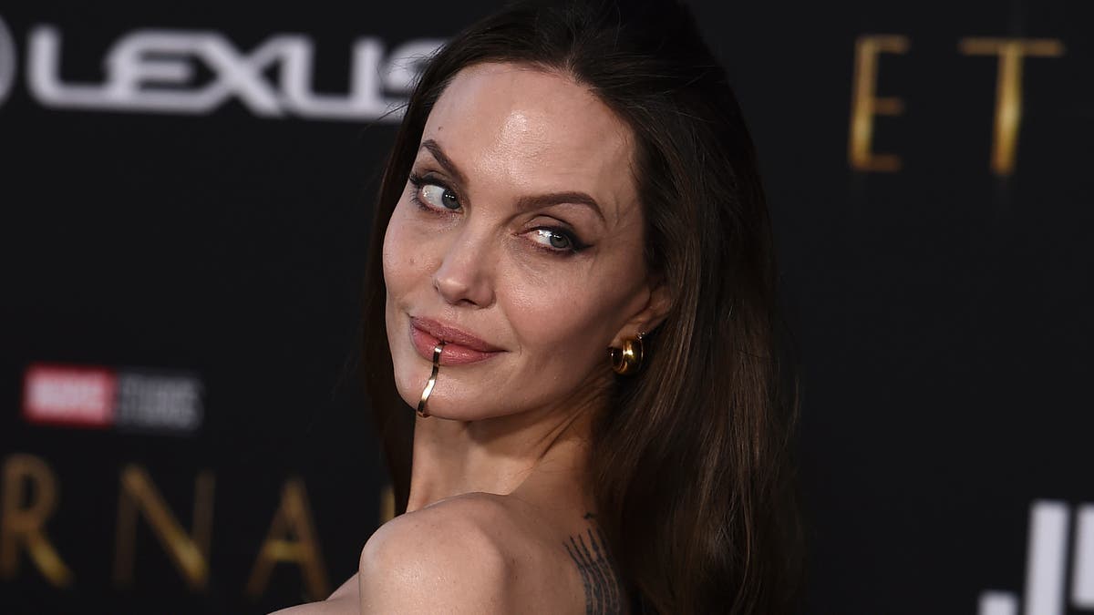 Angelina Jolie lleva un ‘brazalete de barbilla’ que divide la opinión en la alfombra roja