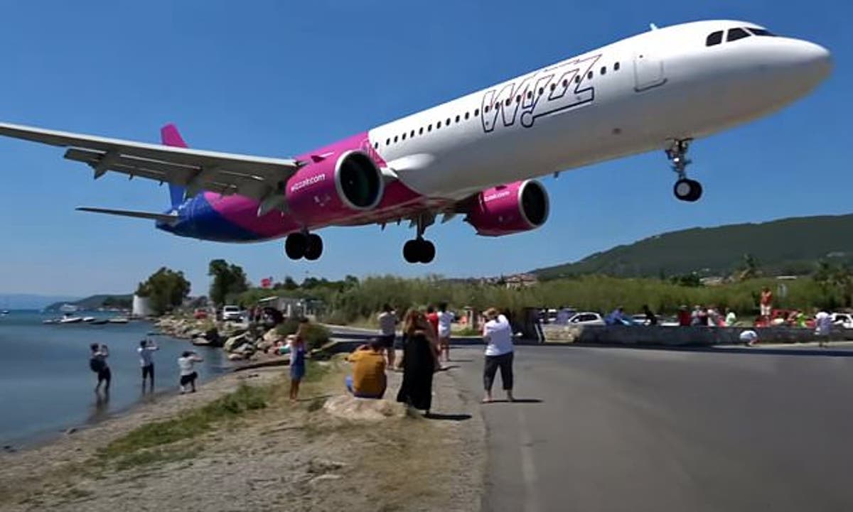 Avión de Wizz Air roza la cabeza de turistas en Grecia