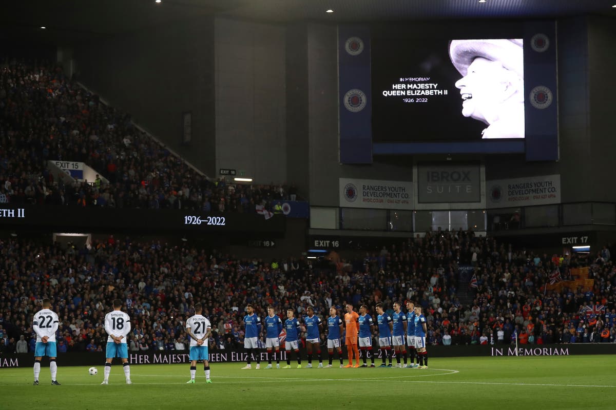 El Rangers desafía a la UEFA y toca el himno nacional antes de comenzar el partido contra el Napoli