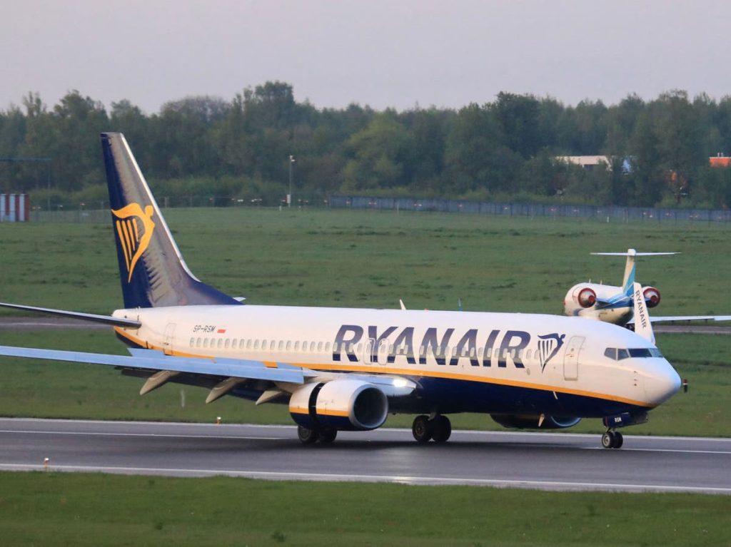 Vuelo de Ryanair secuestrado para deportar a pasajero 'salvaje' y 'muy borracho' que 'orinaba en el asiento'