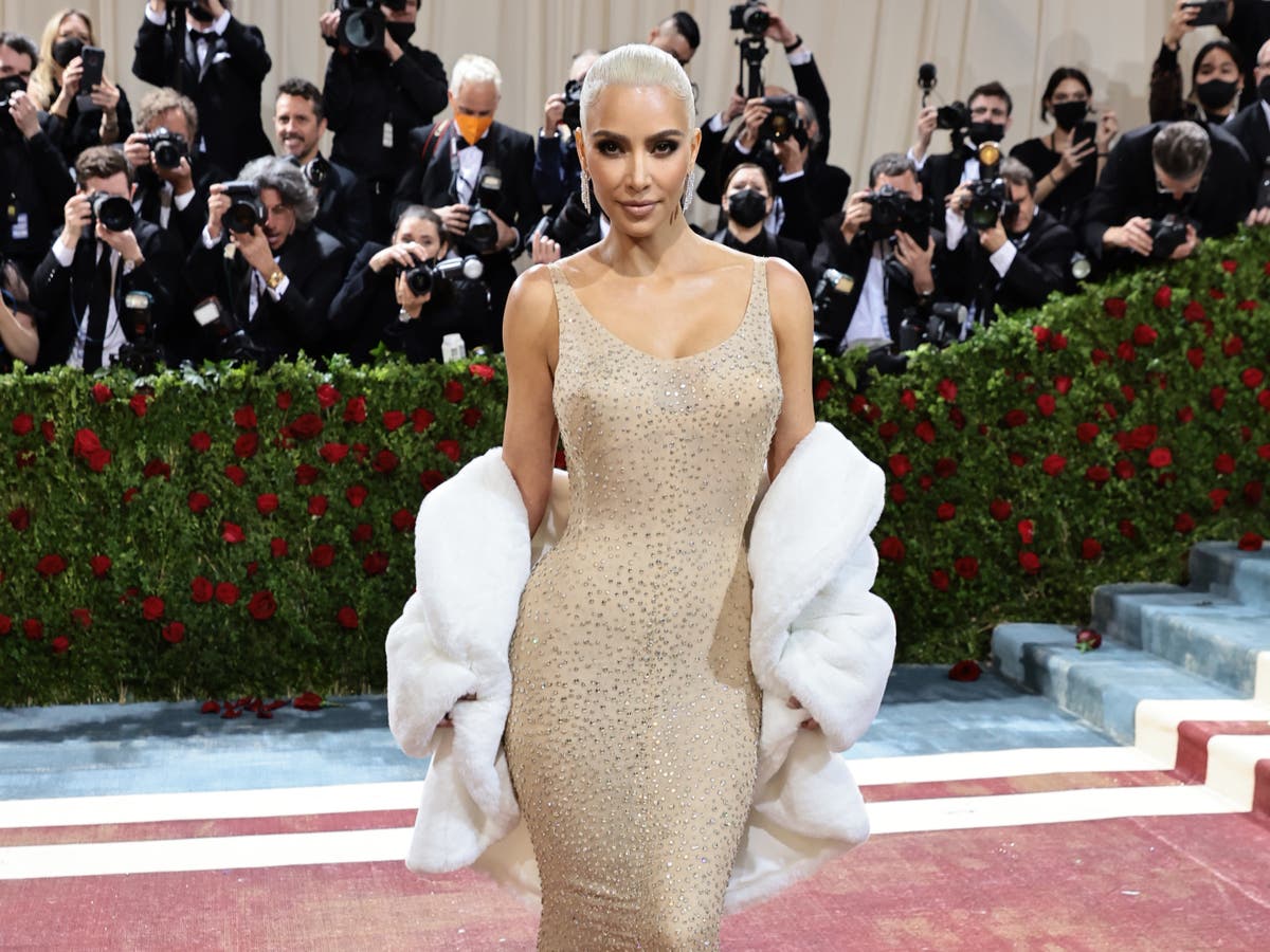 Met Gala: Kim Kardashian usa el vestido de Marilyn Monroe antes de cambiarse a una réplica