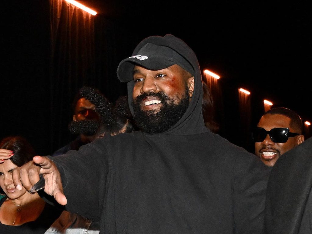 Kanye West anuncia que venderá sudaderas de Balenciaga, Adidas y Gap por $20
