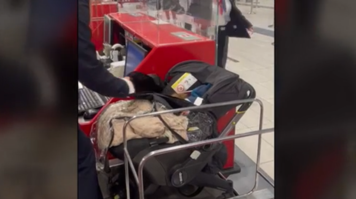 Una pareja deja a su bebé en el check-in del aeropuerto para evitar pagar un boleto extra