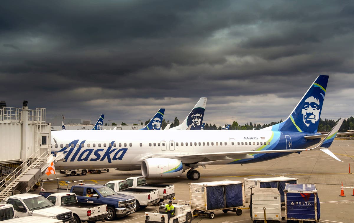 Hombres musulmanes presentan demanda diciendo que Alaska Airlines los deportó por 'mensajes de texto en árabe'
