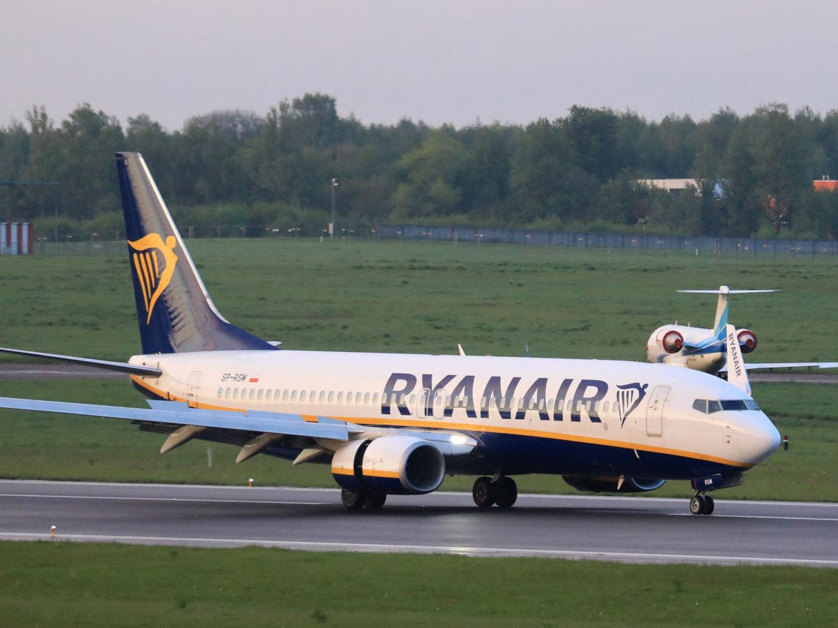 Vuelo de Ryanair echa a pasajero 'salvaje' y 'muy borracho' que 'orinaba en el asiento'